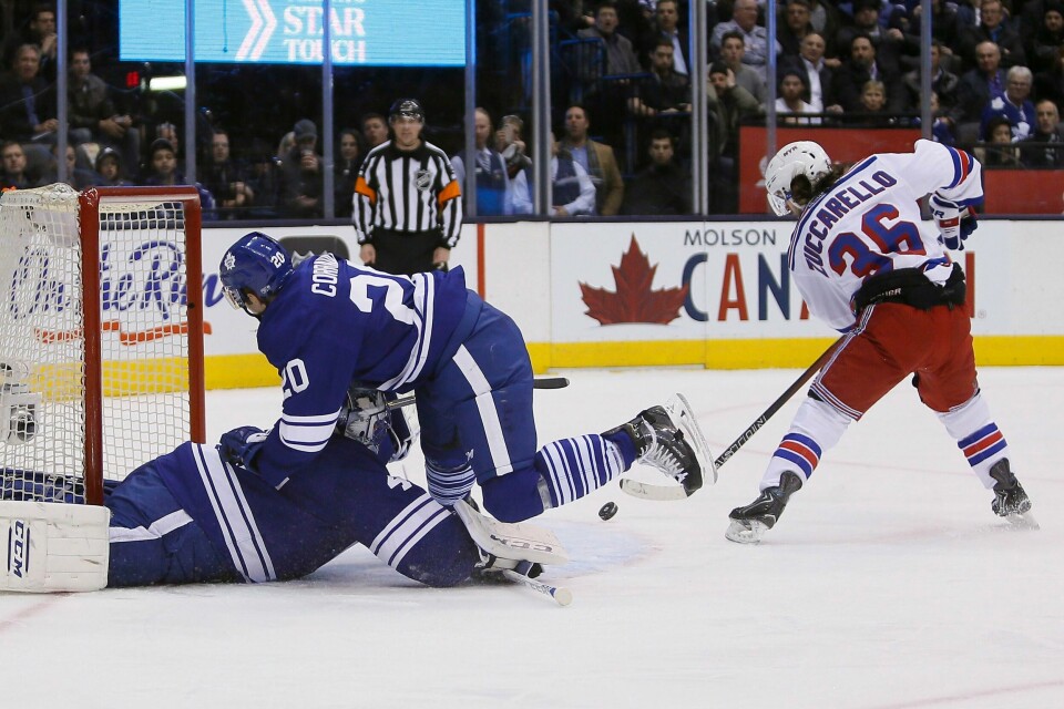 Mats Zuccarello (36) scorer mens Torontos Frank Corrado (20) faller på keeper Jonathan Bernier (45) i kampen i Air Canada Centre i natt. FOTO: JOHN E. SOKOLOWSKI/USA TODAY/NTB SCANPIX