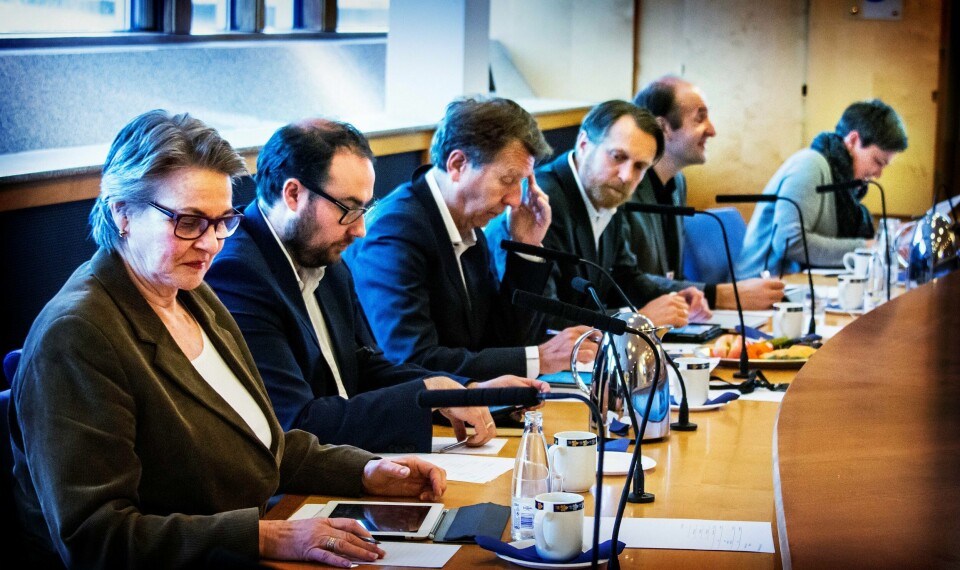 Sissel Stenberg (Frp) skifter - rent fysisk - side i formannskapet. Det gjør også Christian Wedler (Frp) og Per A. Thorbjørnsen (V). John Peter Hernes (H) skal fremdeles ha ansiktet mot døren, mens også Bjarne Kvadsheim (Sp) skifter side. Dette bilder er fra kommunalutvalget, der partiene er plassert på noenlunde samme måte. I enden av bordet sitter Martha Rødde, som erleder av politisk sektretariat. Foto: Roy Storvik