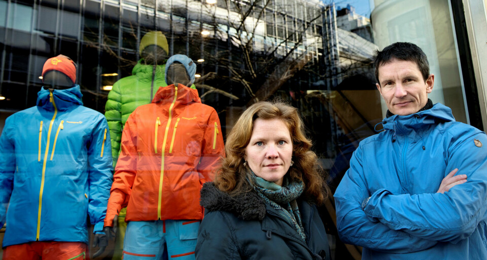 Kjemikalieansvarlig Therese Jacobsen og leder i Greenpeace Norge, Truls Gulowsen foran Norrønas butikk i Akersgata. Den blå og oransje jakken i bakgrunnen er blant produktene med miljøgiften fluorkarbon. FOTO: Mimsy Møller Kjemikalieansvarlig Therese Jacobsen og leder i Greenpeace Norge, Truls Gulowsen foran Norrønas butikk i Akersgata. Den blå og oransje jakken i bakgrunnen er blant produktene med miljøgiften fluorkarbon. FOTO: Mimsy Møller
