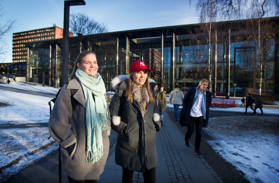 BLINDERN: Studentene Marlene Rosenberg (t.v.) og Trine Wiig Nicolaysen mener at rekruttering av de beste studentene til å drive med forskning, kan bidra til å øke kvaliteten.