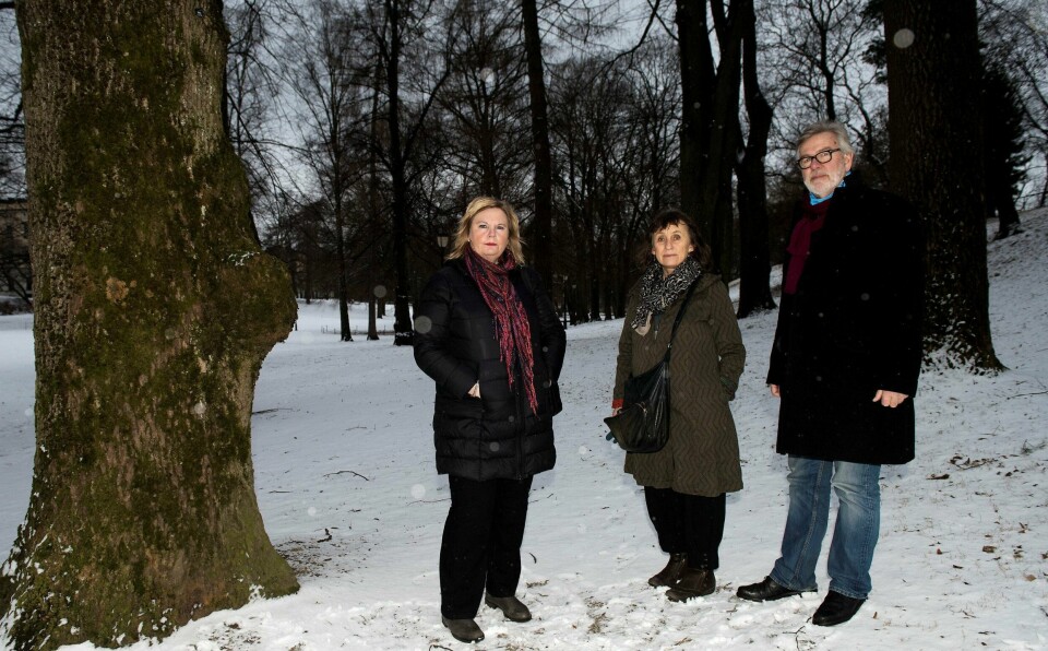 Leder av Vergeforeningen, Hilde Krogh (i midten), nestleder Ine Johannessen (t.v) og verge Per Bertelsen er bekymret for konsekvensene av statens behandling av vergene. Ingrid Halvorsen var ikke tilstede da bildet ble tatt. FOTO: MIMSY MØLLER