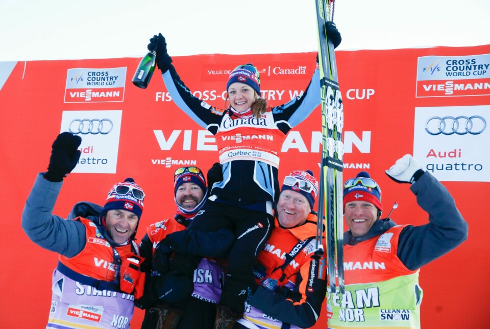 Maiken Caspersen Falla ble feiret etter seieren i sprintcupen. Arild Monsen,t.v, Trond Nystad,Roar Hjelmeset og Tor- Arne Hetland. FOTO: TERJE PEDERSEN/NTB SCANPIX