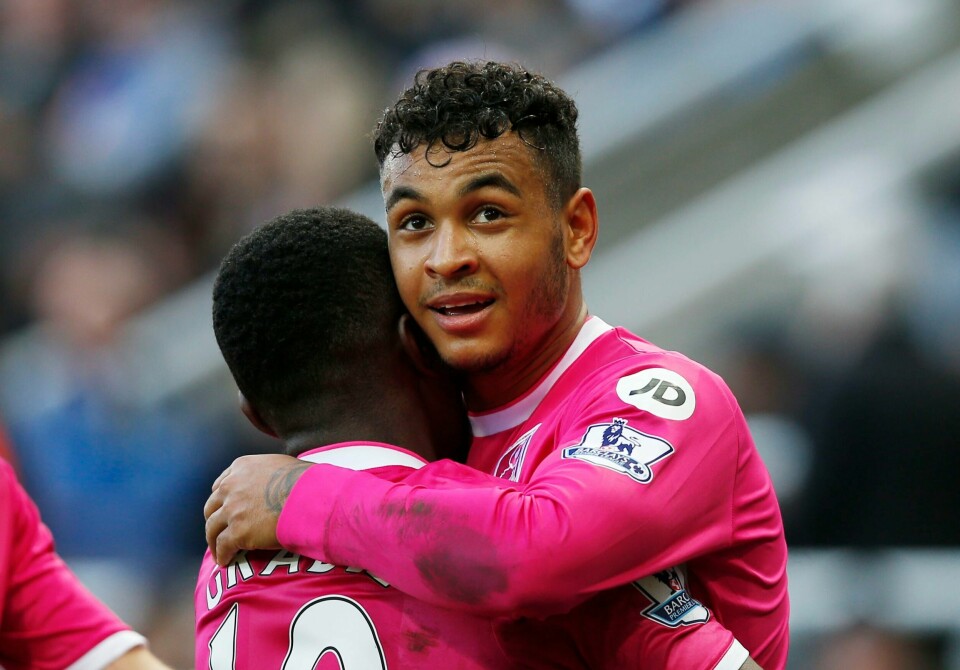 Joshua King har akkurat scoret og blir gratulert. FOTO: NTB SCANPIX