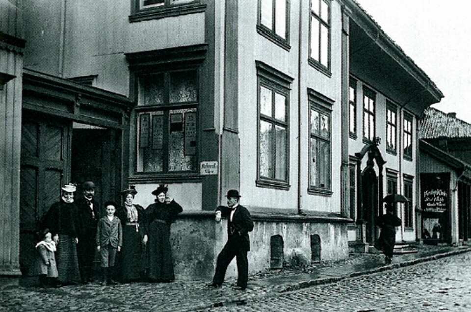 BODDE I DRAMMEN: Betzy Kjelsberg (t.v.) med mannen Oluf, to av deres seks barn og noen venner utenfor Tollbodgaten 54 i Drammen rundt århundreskiftet. Betzy ble født i Svelvik, men flyttet til Drammen som barn. I tenårene bodde hun i Oslo, før hun flyttet tilbake til Drammen da hun giftet seg. FOTO: PRIVAT BODDE I DRAMMEN: Betzy Kjelsberg (t.v.) med mannen Oluf, to av deres seks barn og noen venner utenfor Tollbodgaten 54 i Drammen rundt århundreskiftet. Betzy ble født i Svelvik, men flyttet til Drammen som barn. I tenårene bodde hun i Oslo, før hun flyttet tilbake til Drammen da hun giftet seg. FOTO: PRIVAT