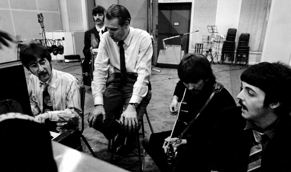 1967: George Martin med The Beatles i Abbey Road-studioet, under innspillingen av albumet «Sgt. Pepper’s Lonely Hearts Club Band». FOTO: APPLE/EMI
