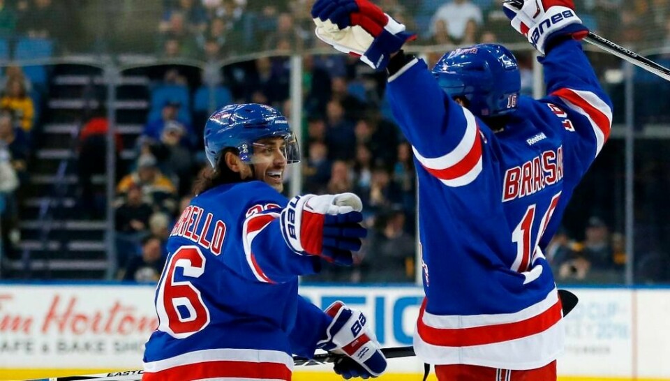 Derrick Brassard (t.h.) jubler for scoring sammen med Mats Zuccarello Aasen, som sto for den målgivende pasningen. FOTO: KEVIN HOFFMAN/REUTERS/NTB SCANPIX