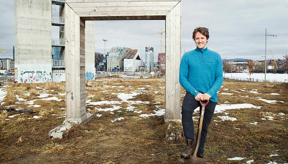 urban bonde: Med utsikt til barcode skal man kunne mate kaniner og høns, plukke jordbær og sukkererter og spise brød med norske kornsorter. Han som skal ønske velkommen til seters, er Nesodden-mannen Andreas Capjon. – Å dyrke jorda er en del av meg, sier han.