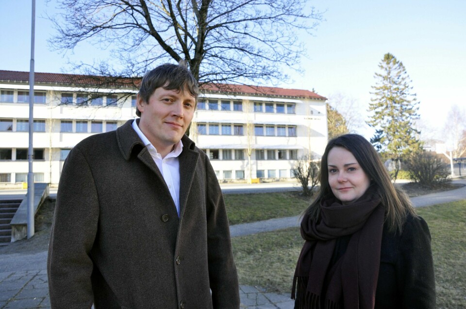 Dag Mossige og Antonia Kvalsvik i Aps gruppe i kommunalstyret for oppvekst legger fram tall som viser 57,8 færre årsverk for undervisningspersonale i grunnskolen i Stavanger i år enn i fjor. Her er politikerne utenfor Kannik skole.