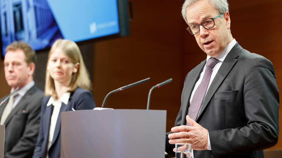 Sentralbanksjef Øystein Olsen presenterte rentebeslutningen under en pressekonferanse i Oslo torsdag formiddag. Norges Bank senker styringsrenta med 0,25 prosentpoeng til 0,5 prosent. På bildet (f.h) Sentralbanksjef Øystein Olsen, direktør i finansiell stabilitet Ida Wolden Bache og Sindre Weme.