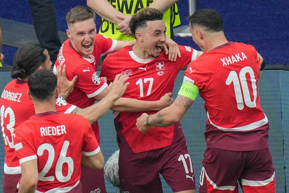 Ruben Vargas feires etter sin 2-0-scoring mot Italia. Ruben Vargas feires etter sin 2-0-scoring mot Italia. Foto: Soeren Stache, DPA via AP / NTB