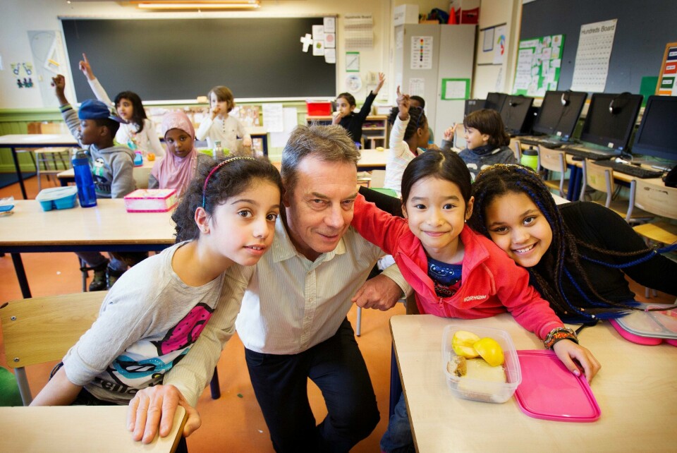 Rektor Terje Andersen ved Tøyen skole er fornøyd med byrådets satsing med ekstra lærere på skoler med store utfordringer. Her sammen med andreklassingene Thea (f.v.), Diruby og Amie. FOTO: ARNE OVE BERGO