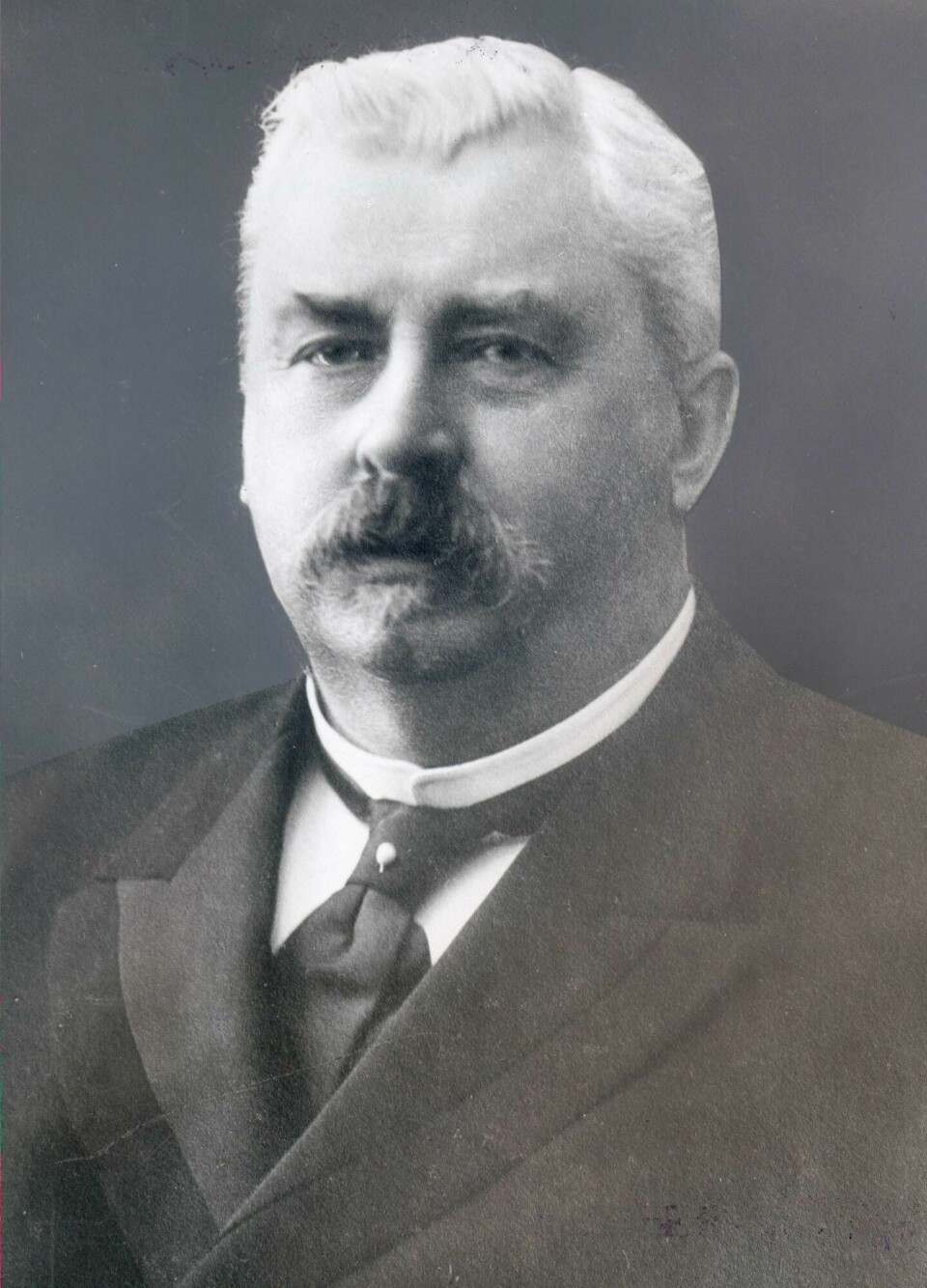 Johan Thorne, politiker og forretningsmann som er opphav til Thorneløkkvegen. THORNE, JOHAN HENRIK PAASCHE Født: 1843
Parti: H ikke reg.
Valgdistrikt: 4. MOSS, ØSTFOLD
På Stortinget: 1883-85, 1886-88, 1889-91, 1895-97, 1903-06