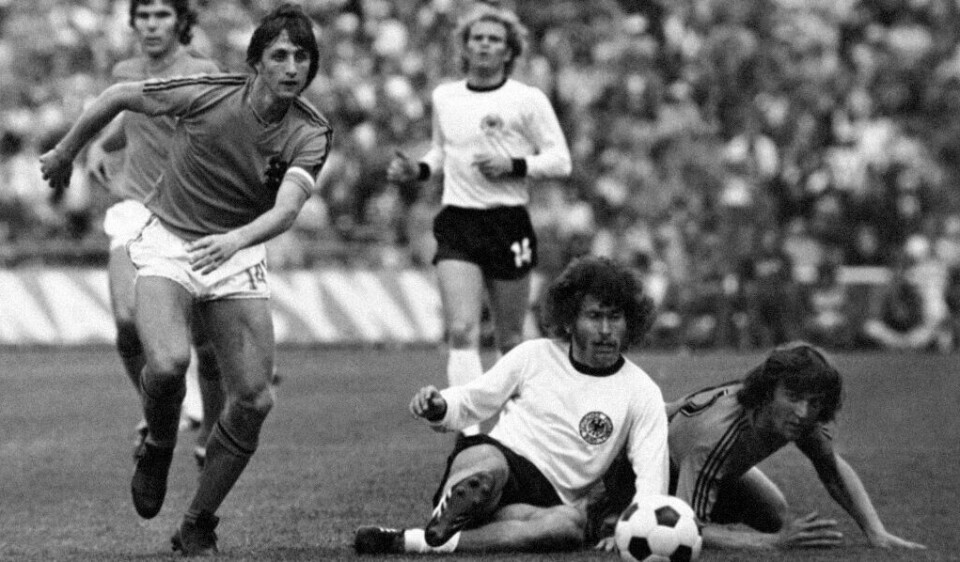 Johan Cruyff (t.v.) i aksjon for Nederland under VM-finalen mot Tyskland på Olympiastadion i München i 1975. T.h. Tysklands Paul Breitner. FOTO: NTB SCANPIX