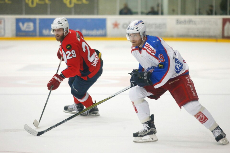 Lørenskog slo Vålerenga 3-2 i den første semifinalen i ishockey mandag kveld.Lørenskogs nr 29 Robin Dahlstrøm mot Jonas Oppøyen. Foto: Terje Bendiksby / NTB scanpix