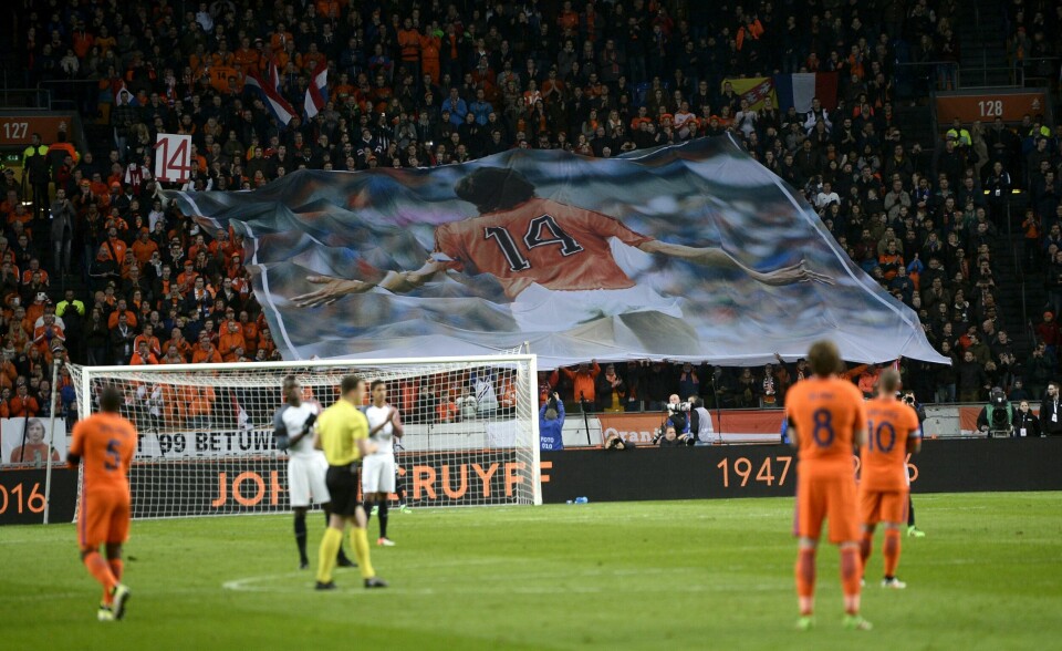 Nederlands landskamp mot Frankrike langfredag ble avbrutt etter 14 minutter for å hylle avdøde Johan Cruyff. Nederlands landskamp mot Frankrike langfredag ble avbrutt etter 14 minutter for å hylle avdøde Johan Cruyff.