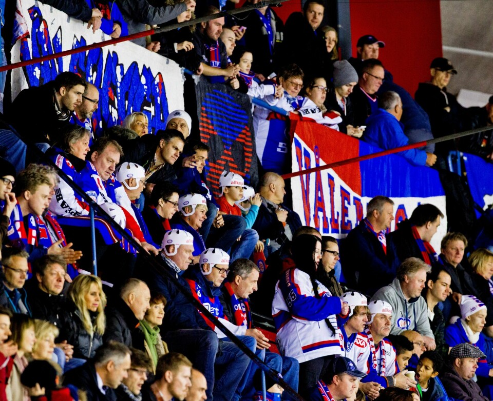 Vålerenga-spillerne savner mer liv og trøkk på tribunen på Jordal Amfi. Foran kveldens kamp mot Lørenskog frir klubben til Klanen. FOTO: VEGARD GRØTT/NTB SCANPIX