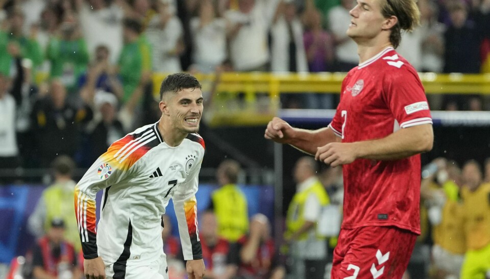 Kai Havertz jubler etter å ha scoret Tysklands ledermål mot Danmark. Foran er Joachim Andersen, som noen minutter tidligere satte inn et mål som ble annullert av VAR, og deretter forårsaket VAR-straffesparket Havertz scoret på. Kai Havertz jubler etter å ha scoret Tysklands ledermål mot Danmark. Foran er Joachim Andersen, som noen minutter tidligere satte inn et mål som ble annullert av VAR, og deretter forårsaket VAR-straffesparket Havertz scoret på. Foto: Andreea Alexandru, AP / NTB