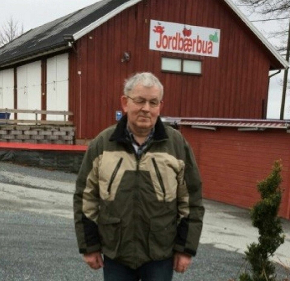 LIVSVERKET BERGET: Harald Kristian Wold ved Jordbærbua i Råde er fornøyd.FOTO: PRIVAT
