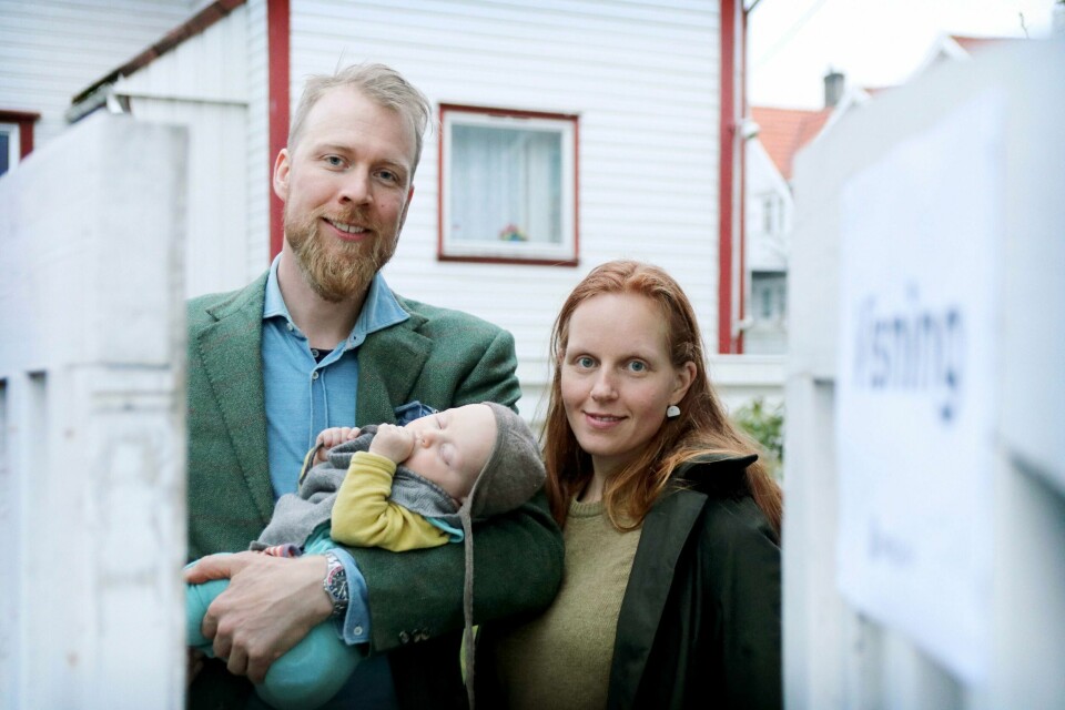 Ryan Michael Graham, med lille Nola Rae på armen og Nina Kristine Linge ved siden av. Paret forsøker nå å selge boligen sin på Storhaug uten hjelp av megler. Foto: Tone Helene Oskarsen