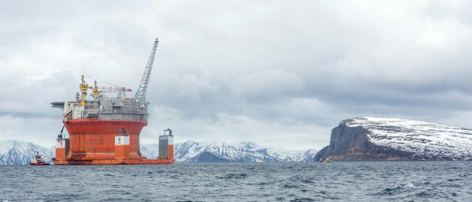 STØRST I VERDEN: Goliat-plattformen på vei inn til Hammerfest. Den har kostet 50 milliarder kroner, 14 milliarder mer enn planlagt. FOTO: JAN-MORTEN BJØRNBAKK/NTB SCANPIX