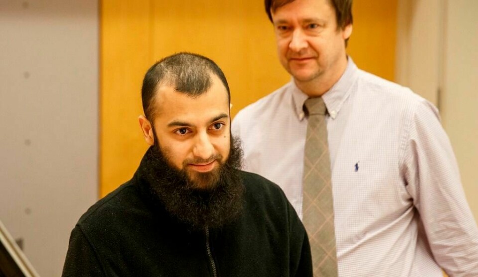 Ubaydullah Hussain sammen sin advokat John Christian Elden under et rettsmøte i fjor.