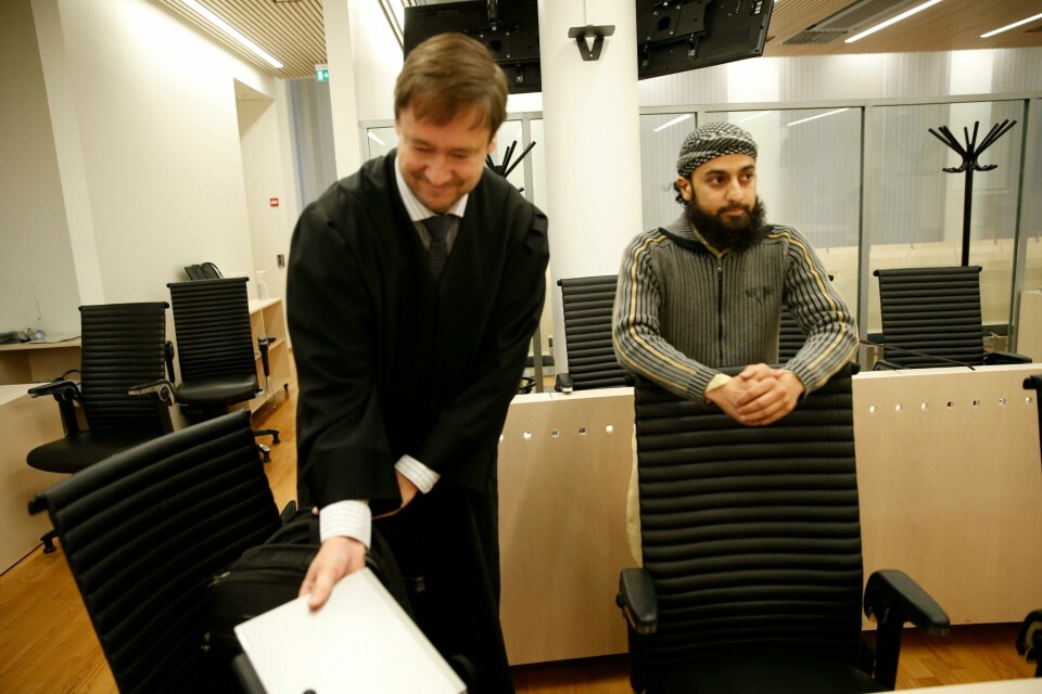 Ubaydullah Hussain fotografert sammen med sin forsvarer John Christian Elden i Oslo tingrett i september 2014.