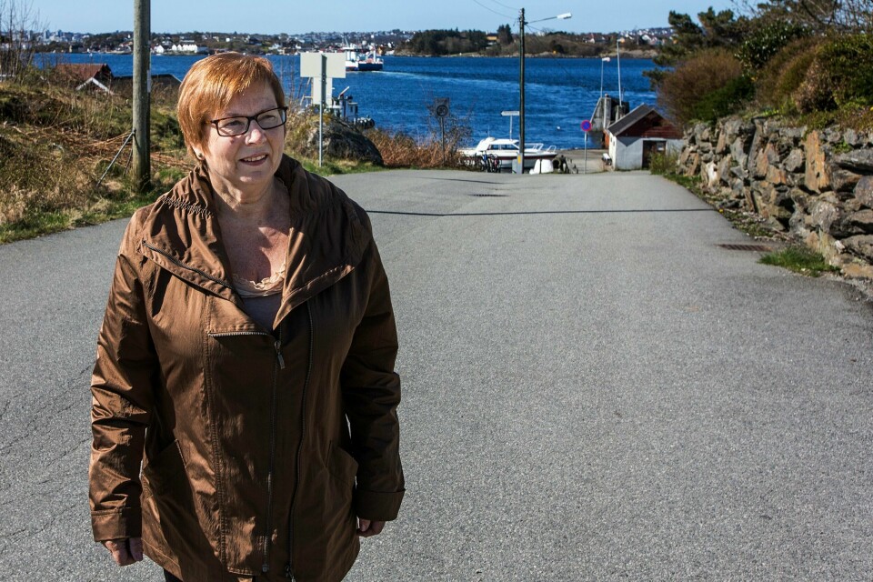 Sigrun Torrissen, leder i beboerforeningen på Vassøy, sier øyfolket først og fremst ønsker en avgjørelse, enten det blir bro eller ikke. Foto: Roy Storvik