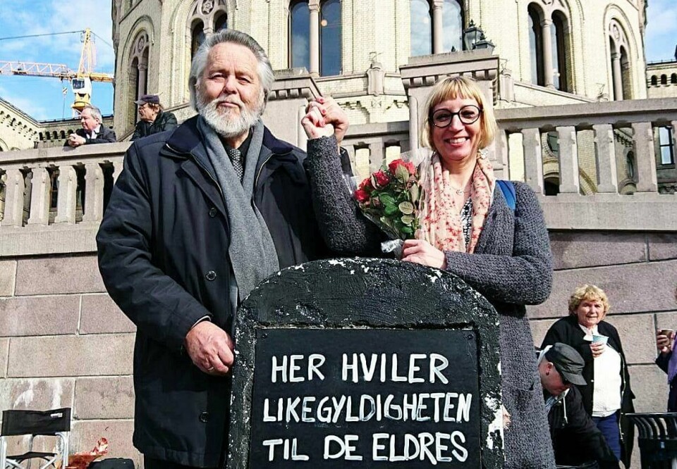 Leder Ivar Bunæs i Eldrekonvensjonen arbeider for en bedre eldreomsorg. Her er han sammen med Linda Krüger under markeringen ved Stortinget. FOTO: PRIVAT