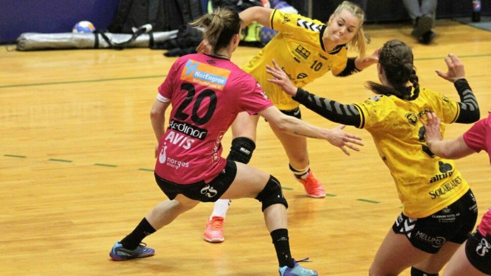 Oppgaven ble litt for tøff for Line Ellertsen og de andre Sola-jentene over to kamper mot Vipers Kristiansand. Her fra hjemmekampen i Åsenhallen. Foto: Per Thime