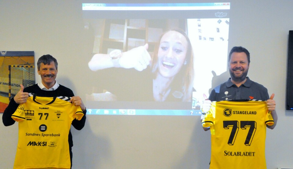 Camilla Herrem smilte sitt bredeste smil via Skype da hun ble presentert som Sola-spiller på en pressekonferanse i Åsenhallen tirsdag. Til venstre er daglig leder John Harald Kåsen og til høyre trener Knut Ove Joa. Foto: ESPEN IVERSEN