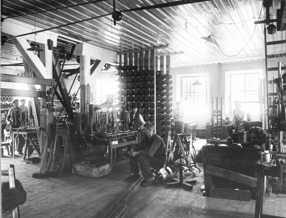 Fra veveriet i Fabrikkbygningen. Lokalet står i dag med vever og spoler slik som i 1914. Fra veveriet i Fabrikkbygningen. Lokalet står i dag med vever og spoler slik som i 1914.