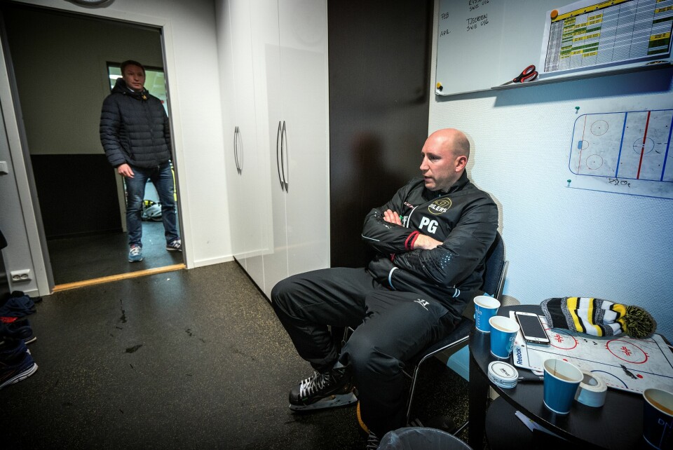 Pål Gulbrandsen bruker gjerne egenproduserte unggutter på A-laget. Ingenting vil glede ham mer. Men i Oilers må de være gode nok. Derfor holdes det igjen på A-kontraktene. FOTO: ROY STORVIK Pål Gulbrandsen bruker gjerne egenproduserte unggutter på A-laget. Ingenting vil glede ham mer. Men i Oilers må de være gode nok. Derfor holdes det igjen på A-kontraktene. FOTO: ROY STORVIK