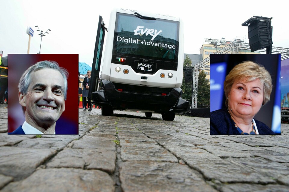 SKAL KJØRE: Jonas Gahr Støre og Erna Solberg skal ut og kjøre selvkjørende buss fredag morgen. Bildet er tatt sist en selvkjørende buss var på promotur i hovedstaden, men da kjørte den på et avstengt område på Youngstorget.