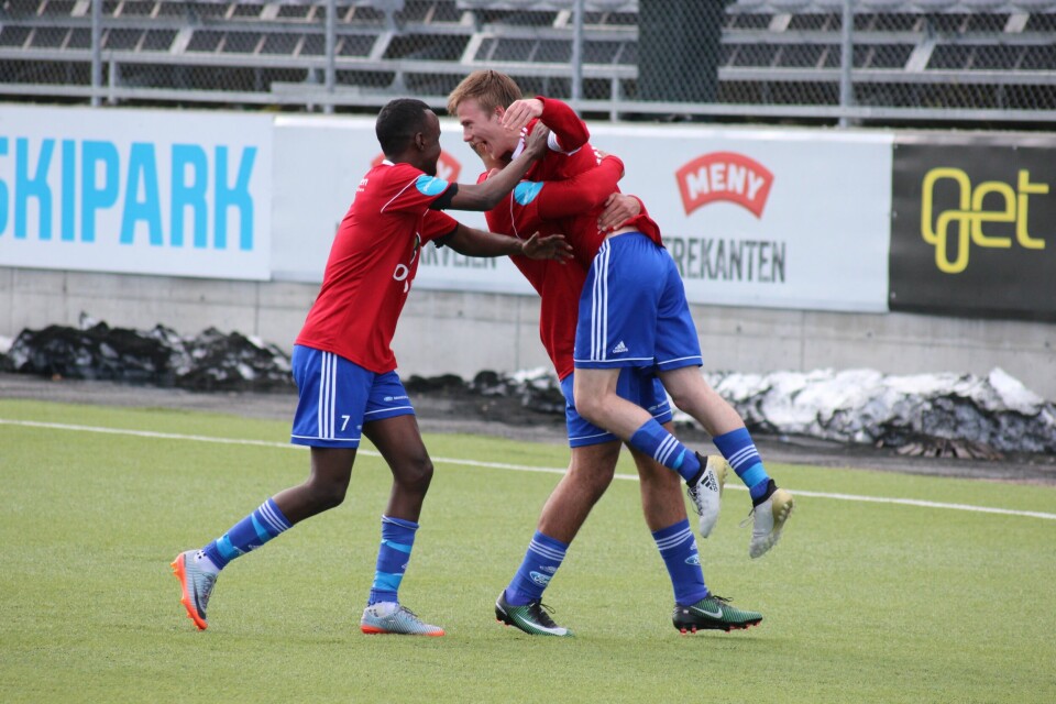 Her jubler Jens Braathen Rongved sammen med Ayoub Aleesami og Hassan Mohamed Yusuf etter å ha send Skeid to mål foran med et nydelig frispark. Her jubler Jens Braathen Rongved sammen med Ayoub Aleesami og Hassan Mohamed Yusuf etter å ha send Skeid to mål foran med et nydelig frispark.