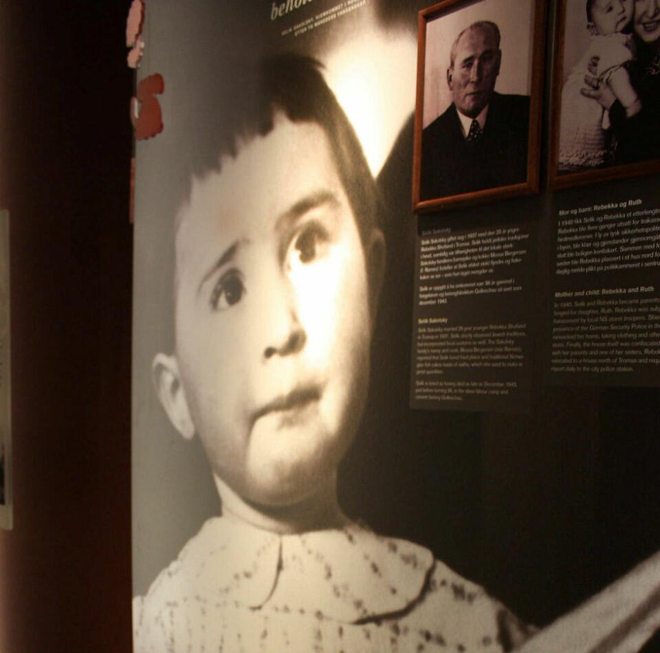 Ruth Sakolsky fra Tromsø ble bare to år. Her er litt av Jødisk Museums utstilling om hennes korte i liv. Ruth Sakolsky fra Tromsø ble bare to år. Her er litt av Jødisk Museums utstilling om hennes korte i liv.