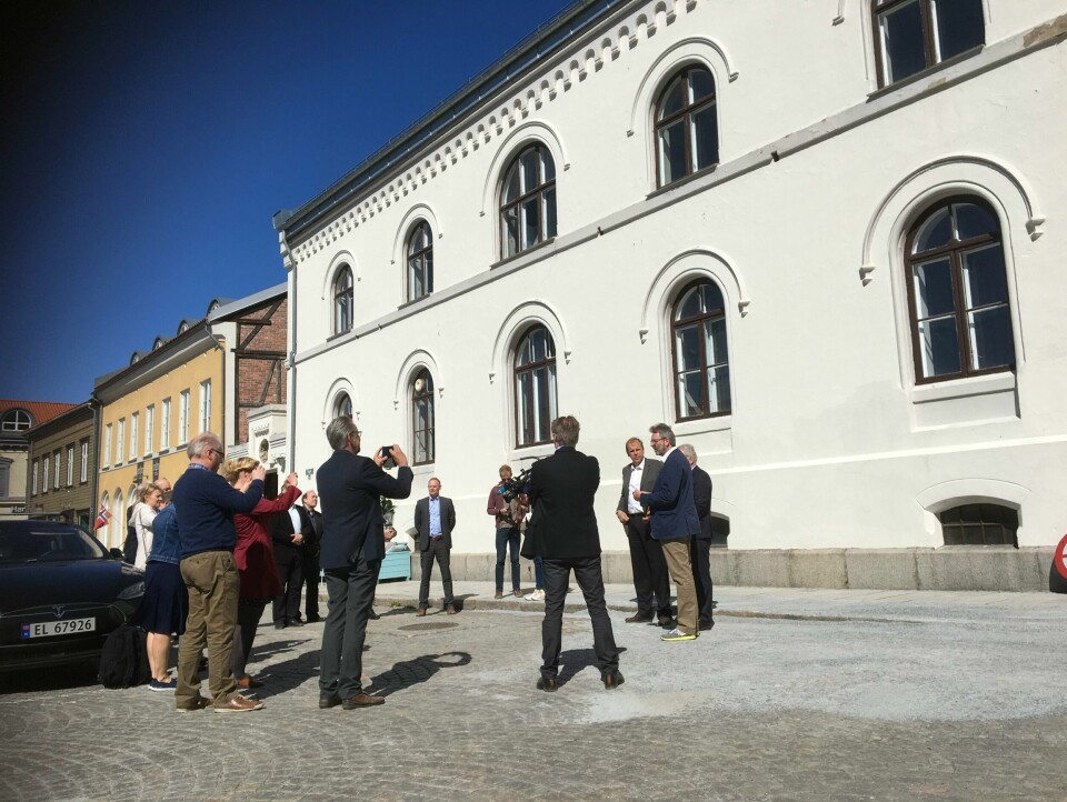 Det var høytidelig på Halden Torg da Ole Kristian Sørlie, riksantikvar Jørn Holme, fylkeskonservator Morten Hanisch og antikvar Roar Murtnes i Østfold fylkeskommune erklærte gamle Halden fengsel for fredet.