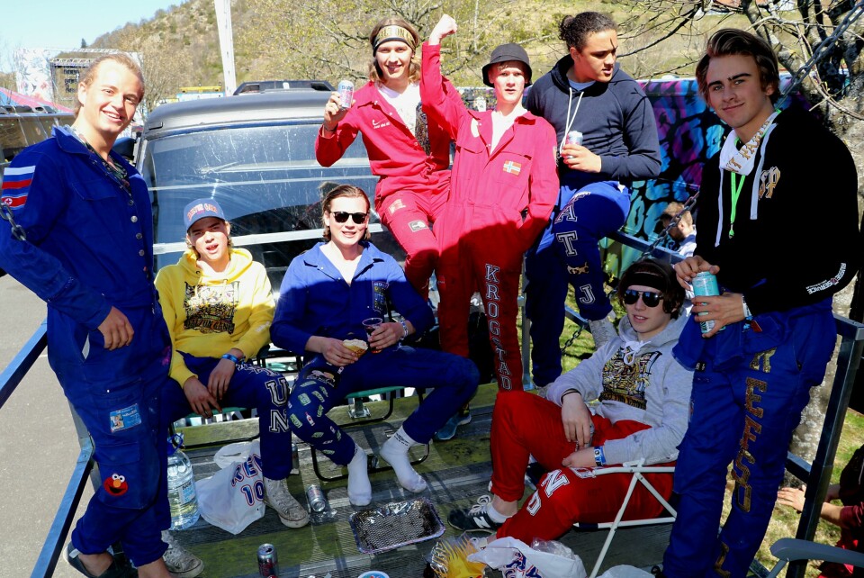 På baksiden av doubledeckeren har russen installert et lite dekk. Perfekt for grilling. Dalton Gang fra Larvik: Eirik Emhjellen, Knut Aarton, Marius Krogstad, Herman Westrum, Robin Nalum, Tobias Teien, Alexander Lind og Adrian Tejan-Jalloh. Foto: Arne Birkemo På baksiden av doubledeckeren har russen installert et lite dekk. Perfekt for grilling. Dalton Gang fra Larvik: Eirik Emhjellen, Knut Aarton, Marius Krogstad, Herman Westrum, Robin Nalum, Tobias Teien, Alexander Lind og Adrian Tejan-Jalloh. Foto: Arne Birkemo