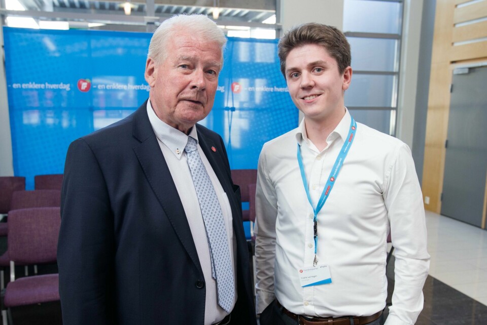 Carl I. Hagen (t.v.) og Fredrik Juel Hagen, sentralstyremedlem i FpU på Fremskrittspartiet (FrP) sitt landsmøte på Gardermoen lørdag.
