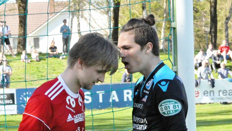 Vard-keeper Thomas Kinn skriker i øret til Martin Hummervoll etter at sistnevnte oppførte seg upassende i en duell. I alle fall slik Kinn oppfattet situasjonen. ALLE FOTO: ESPEN IVERSEN Vard-keeper Thomas Kinn skriker i øret til Martin Hummervoll etter at sistnevnte oppførte seg upassende i en duell. I alle fall slik Kinn oppfattet situasjonen. ALLE FOTO: ESPEN IVERSEN
