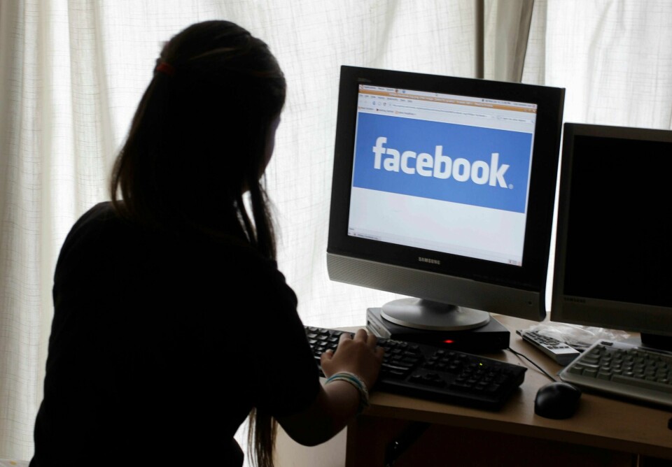 Svært mange uriktige nyhetsartikler ble delt på Facebook før valget i USA i fjor. Selskapet innfører nå tiltak for å unngå dette før parlamentsvalg'et i Storbritannia.