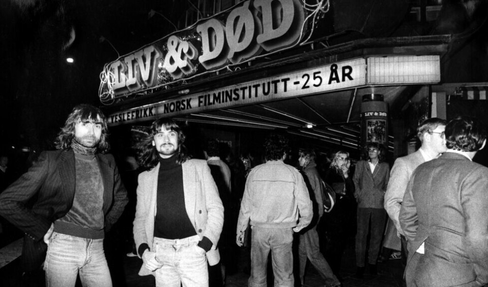 Svend Wam (til venstre) og Petter Vennerød utenfor Klingenberg kino, der «Liv og død» gikk for fulle hus i 1980. FOTO: JOANNA BUTLER/ARBEIDERBLADET/ARBEIDERBEVEGELSENS ARKIV Svend Wam (til venstre) og Petter Vennerød utenfor Klingenberg kino, der «Liv og død» gikk for fulle hus i 1980. FOTO: JOANNA BUTLER/ARBEIDERBLADET/ARBEIDERBEVEGELSENS ARKIV