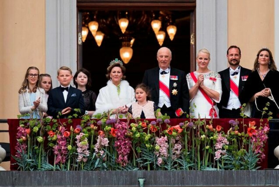 Kongeparet med gjester hilste publikum fra slottsbalkongen under 80-årsfeiringen tirsdag. FOTO: JON OLAV NESVOLD/NTB SCANPIX