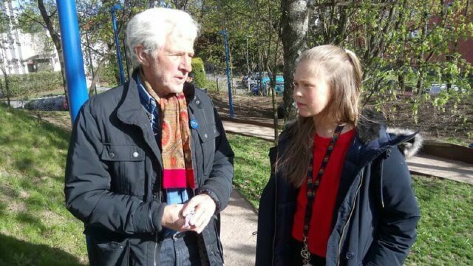 «FLUKT»: I minneparken «Dette er et fint sted» forteller Øyvind Syversen Aasheim, sønnen til gartner og motstandshelt Rolf A. Syversen, Bea (11) om den storstilte redningsaksjonen som fikk over 1.000 mennesker i sikkerhet i Sverige vinteren 1942/1943. FOTO: EIRIK HOFF LYSHOLM