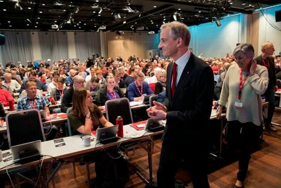 Jonas Gahr Støre, ned fra fjellet og ut av tåka. FOTO: VIDAR RUUD/NTB SCANPIX