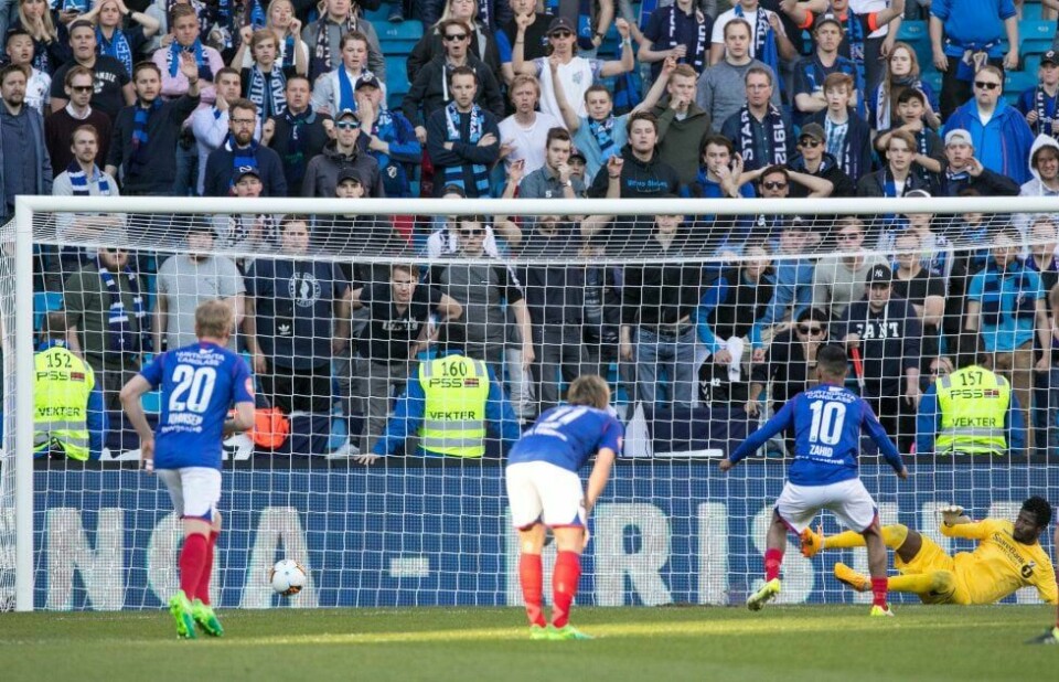 Ghayas Zahid scorer på det første straffesparket VIF har fått på over ett år.