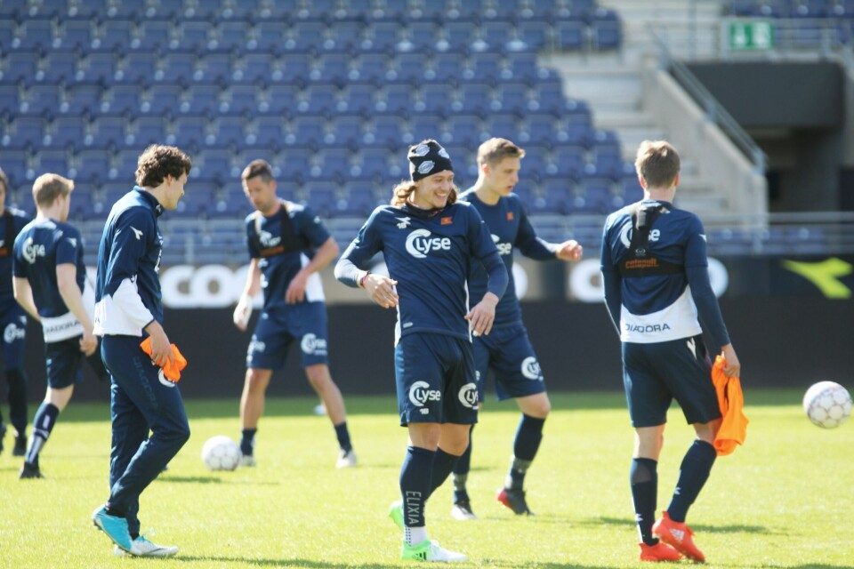 Julian Ryerson var med på hele fredagens Viking-trening, og selv om det var aldri så varmt i solsteken inne på stadion beholdt han buffen på. Foto: Pål Karstensen