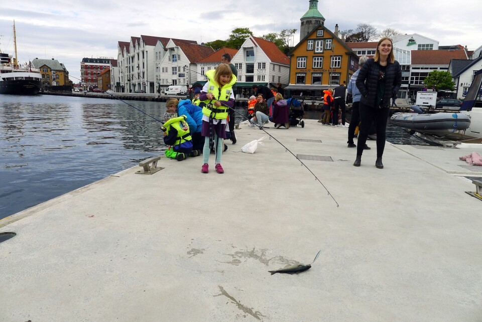 Maja Lana Nordin er strålende fornøyd med at hun har fått fisk. Foto: Tore Bruland Maja Lana Nordin er strålende fornøyd med at hun har fått fisk. Foto: Tore Bruland