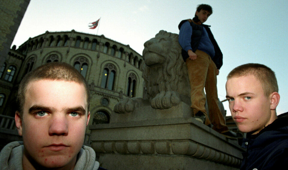 STORTINGET: Jeg spilte i rapgruppa Gatas Parlament, som allerede i 1994 ble fotografert foran Norges parlament. Aslak til venstre, Elling til høyre og Don Martin foran løven. STORTINGET: Jeg spilte i rapgruppa Gatas Parlament, som allerede i 1994 ble fotografert foran Norges parlament. Aslak til venstre, Elling til høyre og Don Martin foran løven.