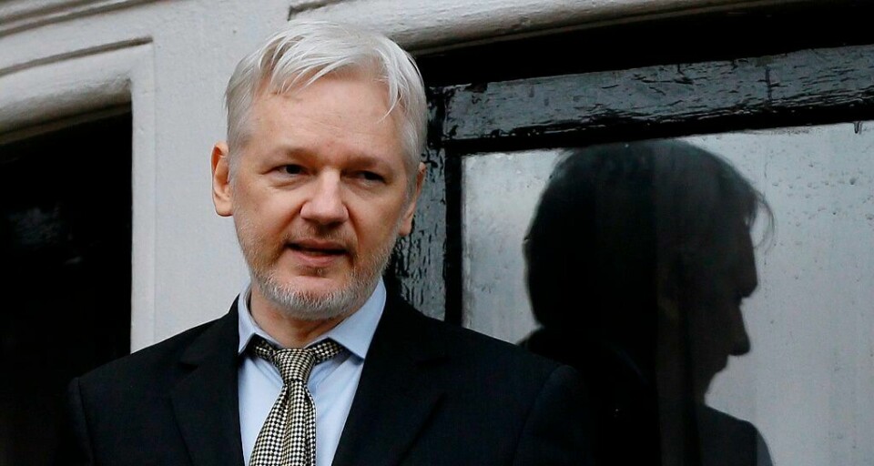 Julian Assange utenfor Ecuadors ambassade i London i februar i fjor.