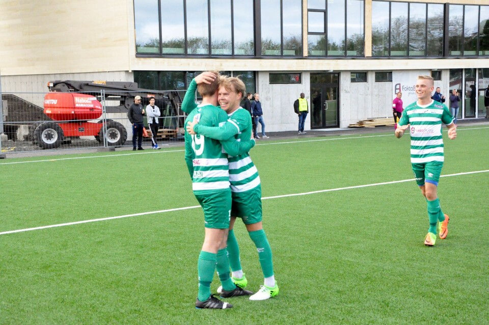 Petter Olsen Haukali gratulerer Emil Hansen med Brodds 2-0-scoring mot Sola. I bakgrunnen er det som blir Brodds nye klubbhus og garderobeanlegg til neste hjemmekamp. FOTO: ESPEN IVERSEN Petter Olsen Haukali gratulerer Emil Hansen med Brodds 2-0-scoring mot Sola. I bakgrunnen er det som blir Brodds nye klubbhus og garderobeanlegg til neste hjemmekamp. FOTO: ESPEN IVERSEN